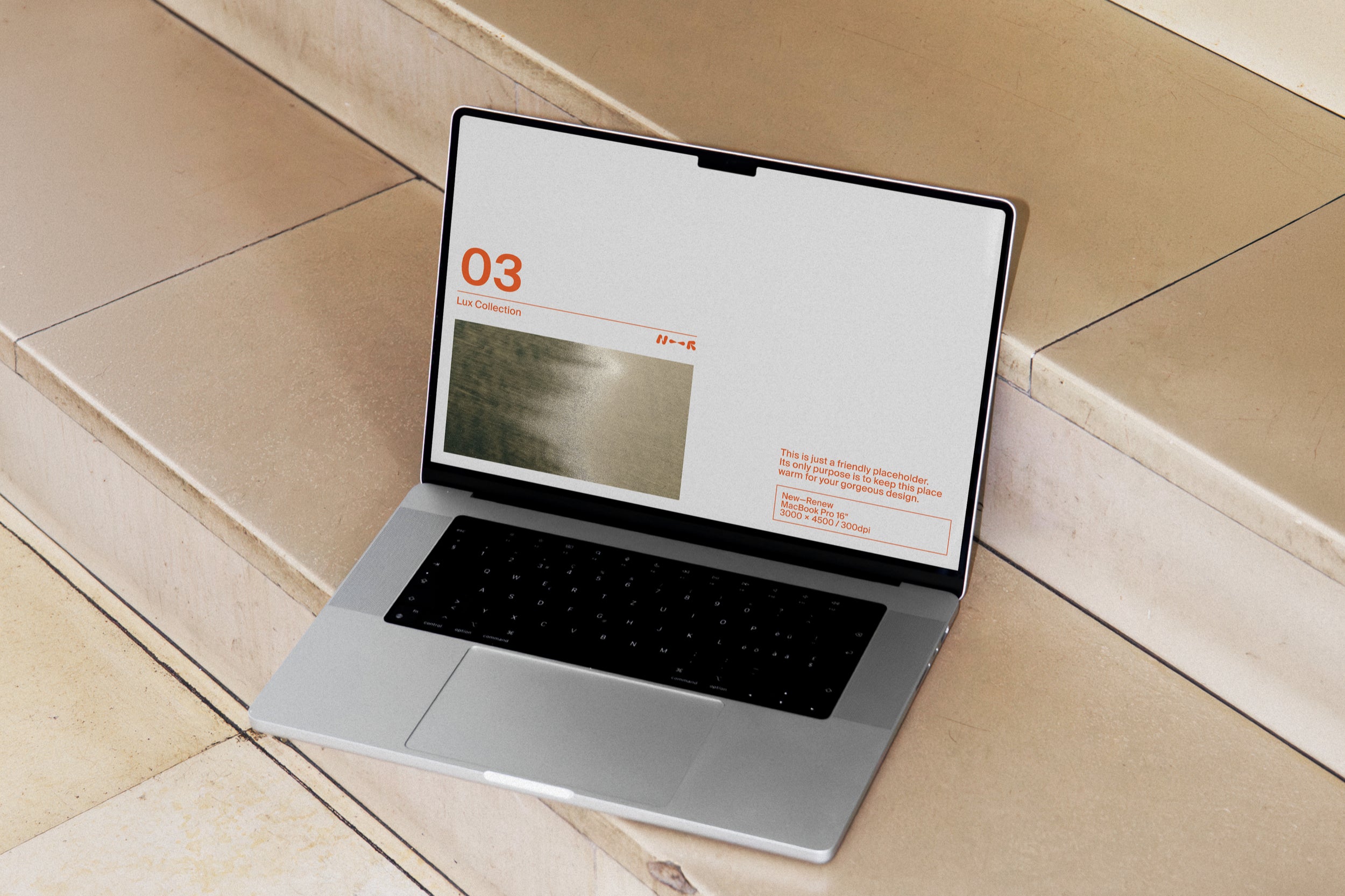 MacBook Pro 16" LUX-03